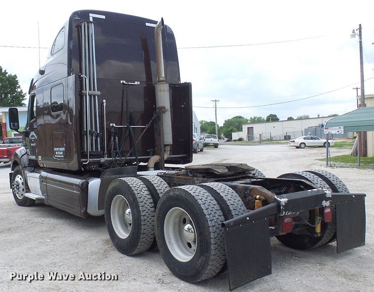 image for item DM3021 2005 Peterbilt 387  semi truck