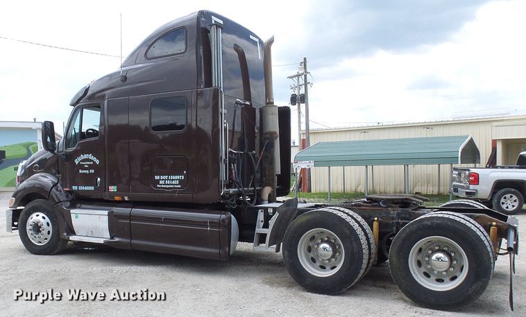 image for item DM3021 2005 Peterbilt 387  semi truck
