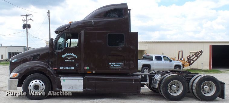 image for item DM3021 2005 Peterbilt 387  semi truck