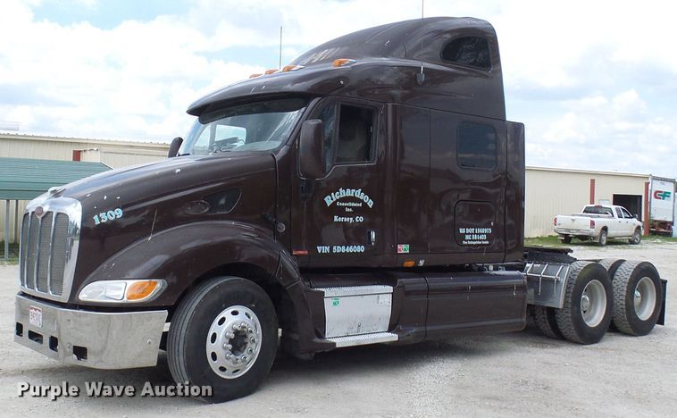 image for item DM3021 2005 Peterbilt 387  semi truck
