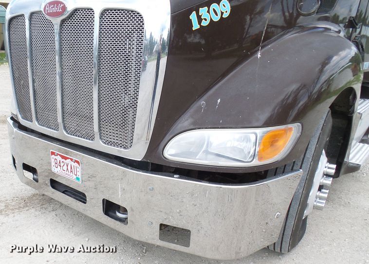 image for item DM3021 2005 Peterbilt 387  semi truck