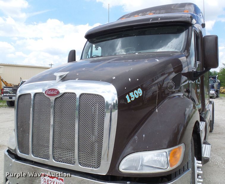 image for item DM3021 2005 Peterbilt 387  semi truck