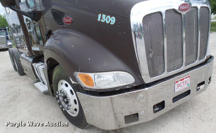 image for item DM3021 2005 Peterbilt 387  semi truck