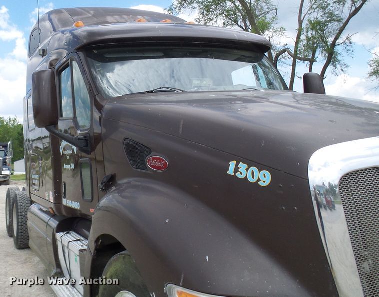 image for item DM3021 2005 Peterbilt 387  semi truck