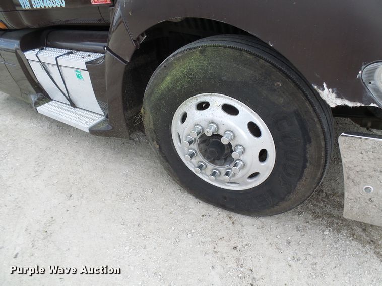 image for item DM3021 2005 Peterbilt 387  semi truck