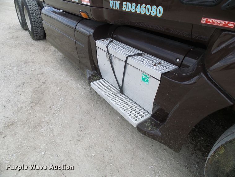 image for item DM3021 2005 Peterbilt 387  semi truck