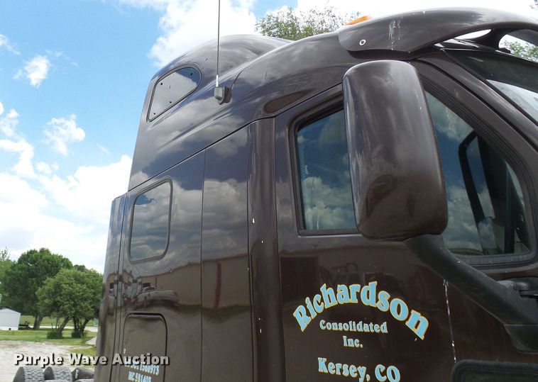 image for item DM3021 2005 Peterbilt 387  semi truck