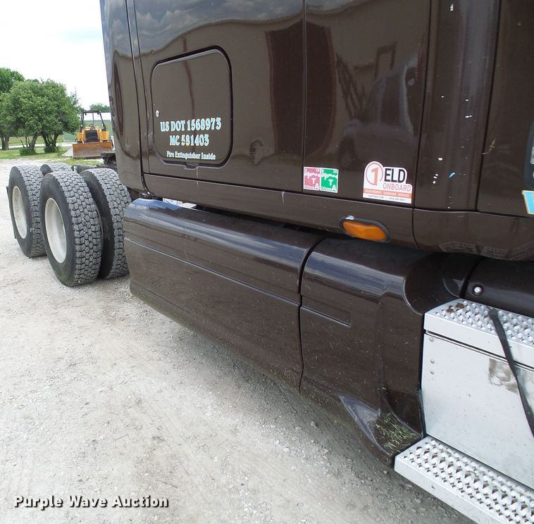 image for item DM3021 2005 Peterbilt 387  semi truck