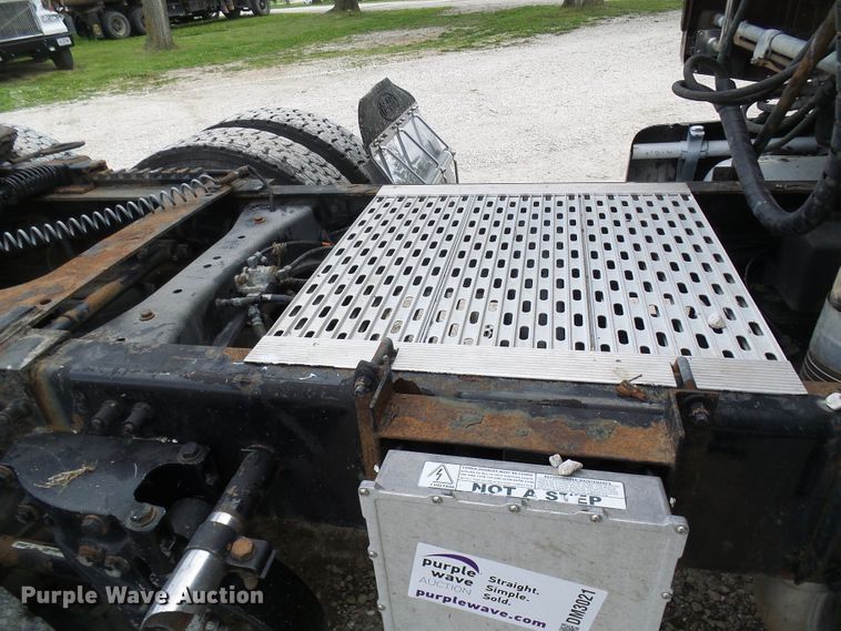 image for item DM3021 2005 Peterbilt 387  semi truck