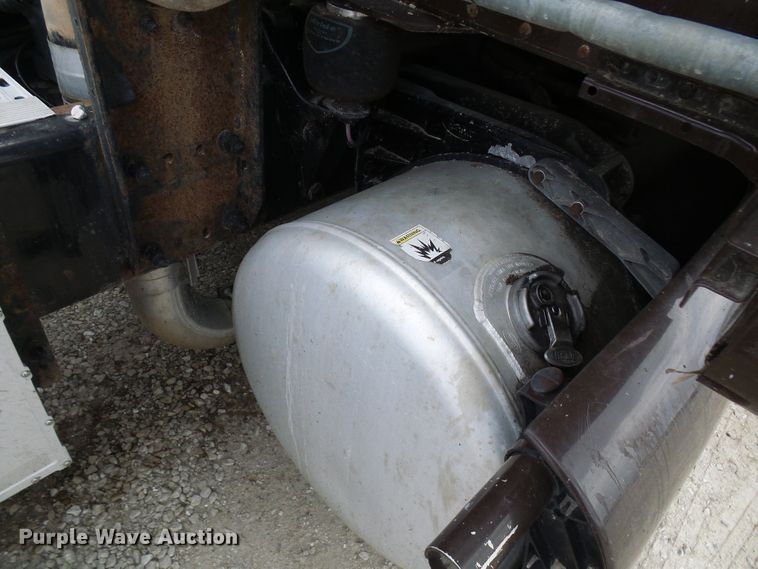 image for item DM3021 2005 Peterbilt 387  semi truck