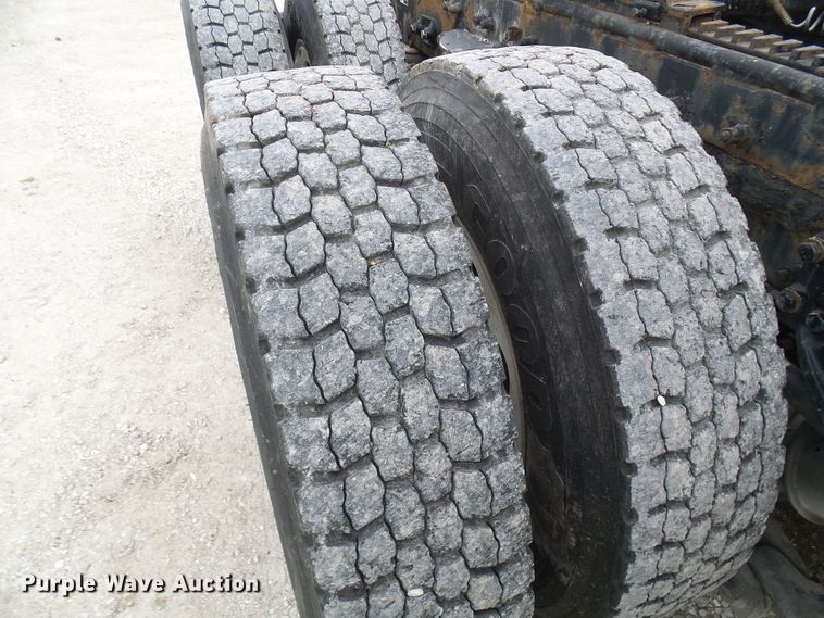 image for item DM3021 2005 Peterbilt 387  semi truck