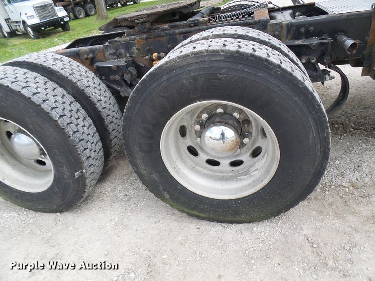 image for item DM3021 2005 Peterbilt 387  semi truck