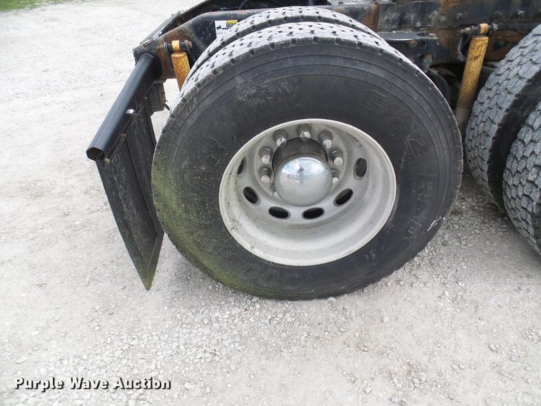 image for item DM3021 2005 Peterbilt 387  semi truck