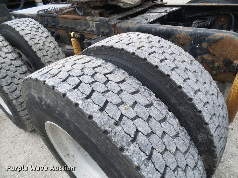 image for item DM3021 2005 Peterbilt 387  semi truck