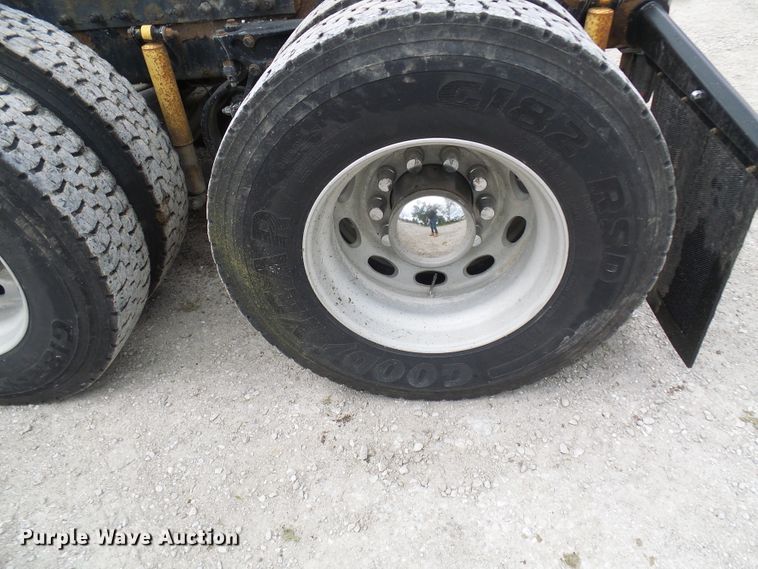 image for item DM3021 2005 Peterbilt 387  semi truck