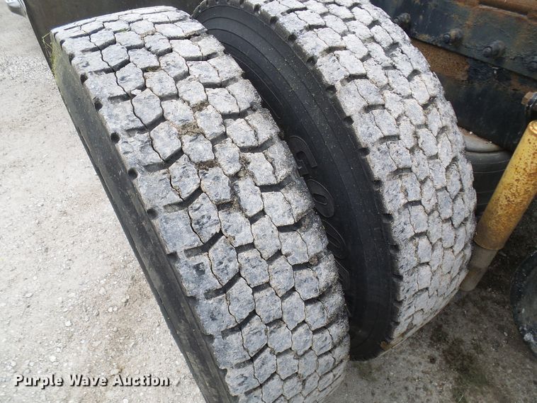 image for item DM3021 2005 Peterbilt 387  semi truck