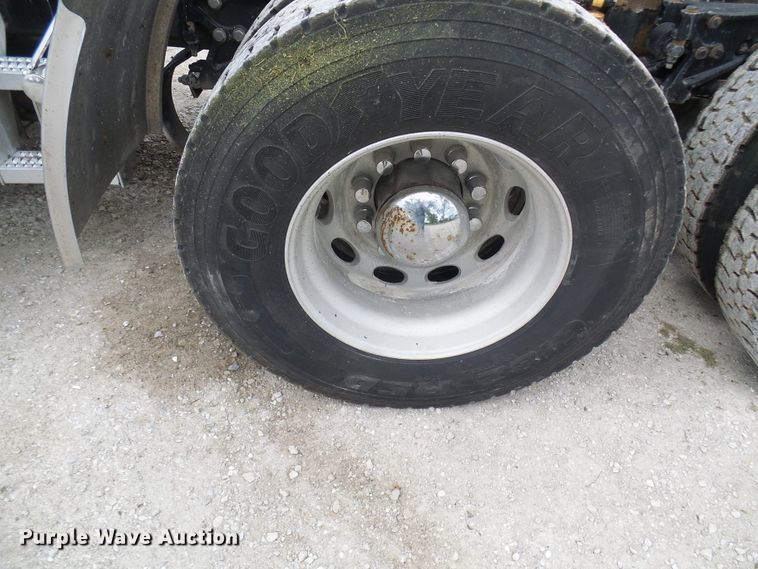 image for item DM3021 2005 Peterbilt 387  semi truck