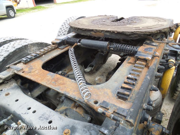 image for item DM3021 2005 Peterbilt 387  semi truck