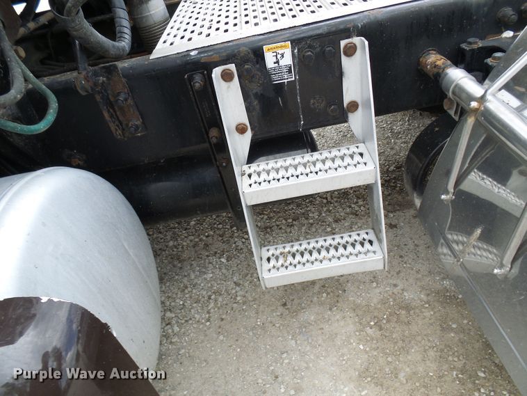 image for item DM3021 2005 Peterbilt 387  semi truck