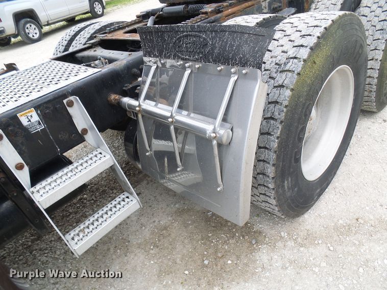 image for item DM3021 2005 Peterbilt 387  semi truck