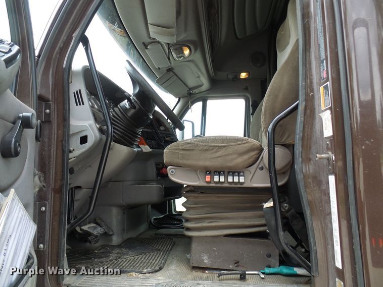 image for item DM3021 2005 Peterbilt 387  semi truck