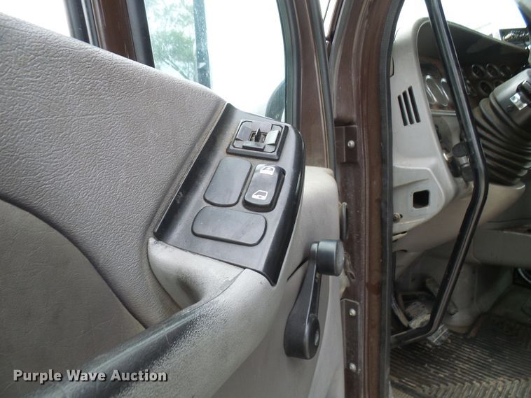 image for item DM3021 2005 Peterbilt 387  semi truck