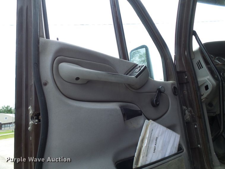 image for item DM3021 2005 Peterbilt 387  semi truck