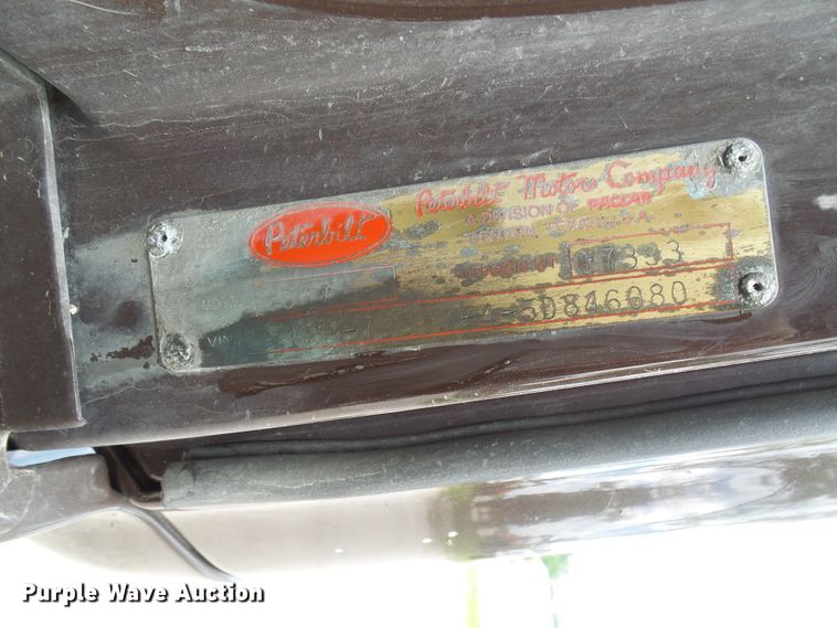 image for item DM3021 2005 Peterbilt 387  semi truck