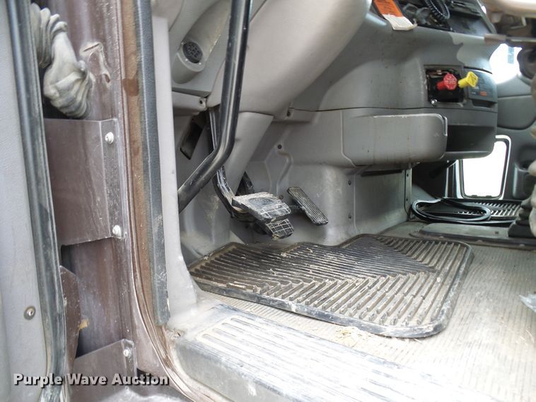 image for item DM3021 2005 Peterbilt 387  semi truck