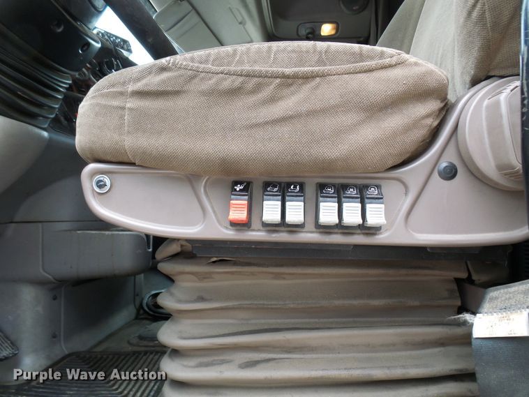 image for item DM3021 2005 Peterbilt 387  semi truck