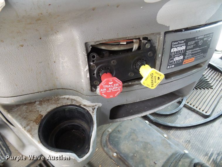 image for item DM3021 2005 Peterbilt 387  semi truck