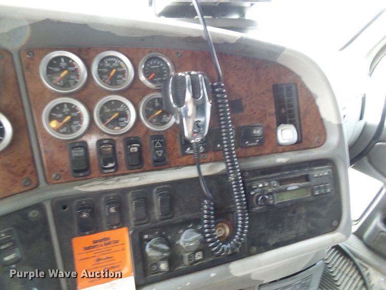 image for item DM3021 2005 Peterbilt 387  semi truck