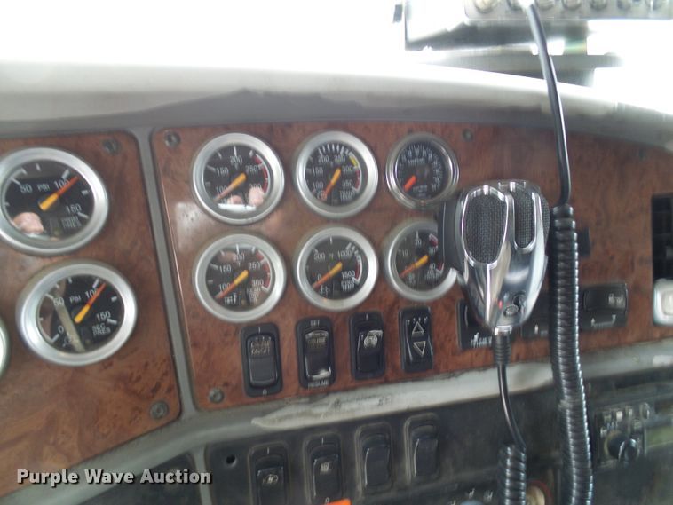 image for item DM3021 2005 Peterbilt 387  semi truck