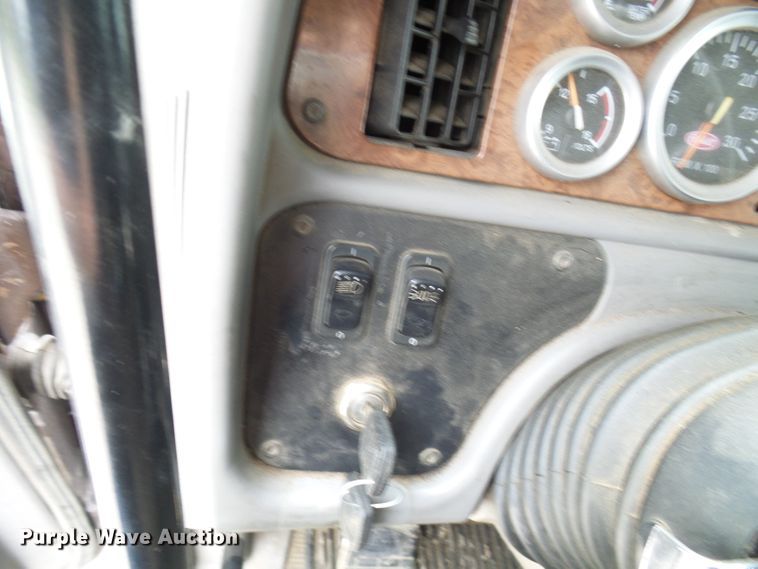 image for item DM3021 2005 Peterbilt 387  semi truck