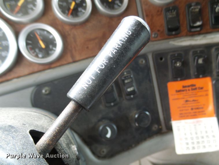 image for item DM3021 2005 Peterbilt 387  semi truck