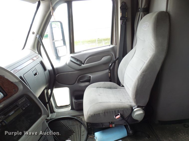 image for item DM3021 2005 Peterbilt 387  semi truck