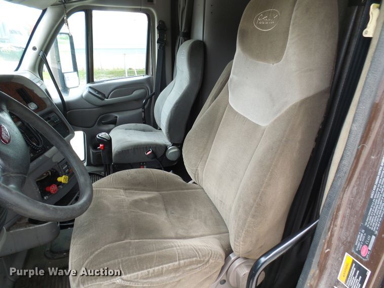 image for item DM3021 2005 Peterbilt 387  semi truck