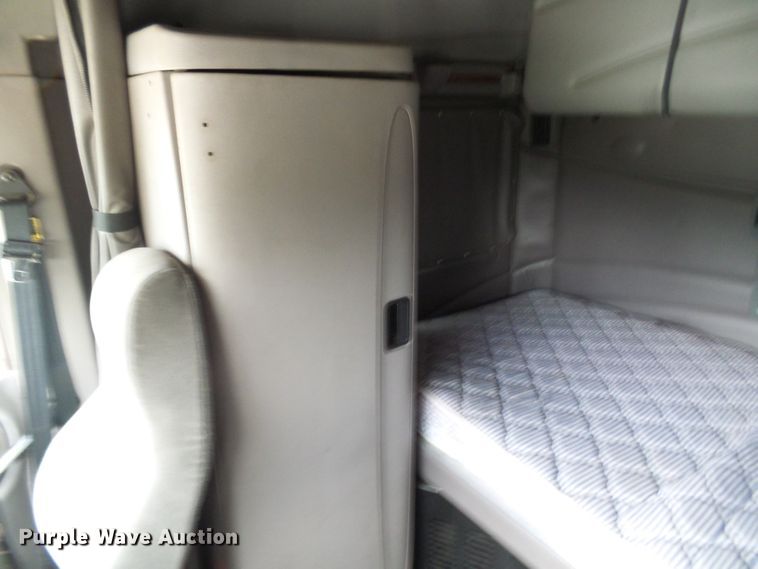 image for item DM3021 2005 Peterbilt 387  semi truck