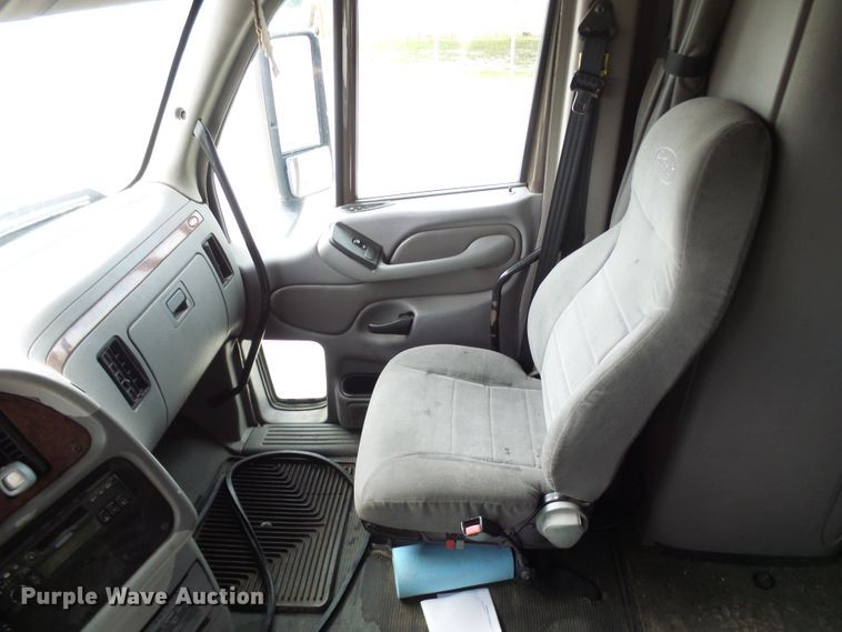 image for item DM3021 2005 Peterbilt 387  semi truck