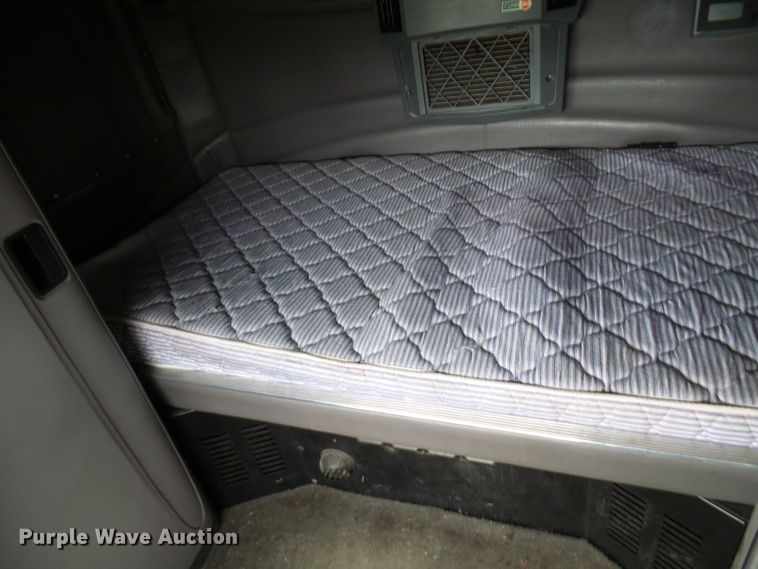 image for item DM3021 2005 Peterbilt 387  semi truck