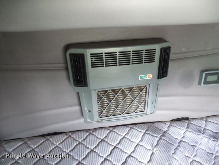 image for item DM3021 2005 Peterbilt 387  semi truck