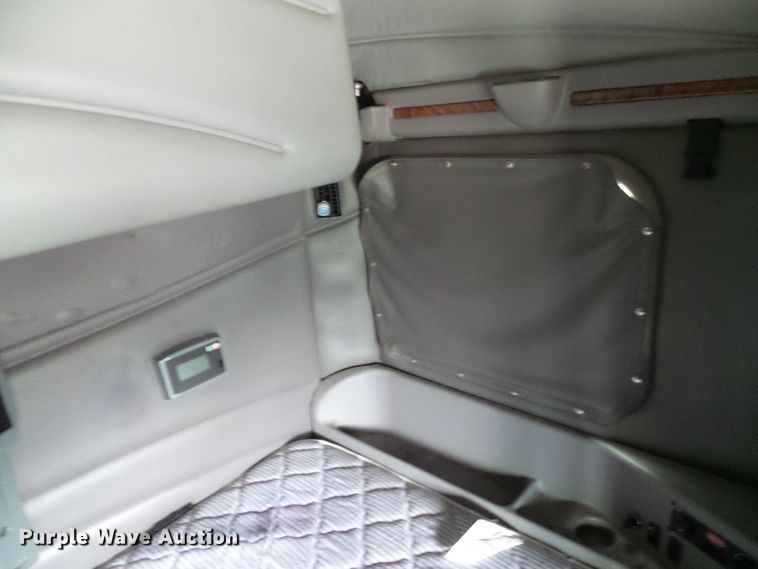 image for item DM3021 2005 Peterbilt 387  semi truck