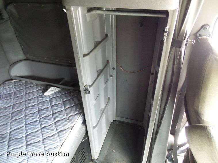 image for item DM3021 2005 Peterbilt 387  semi truck