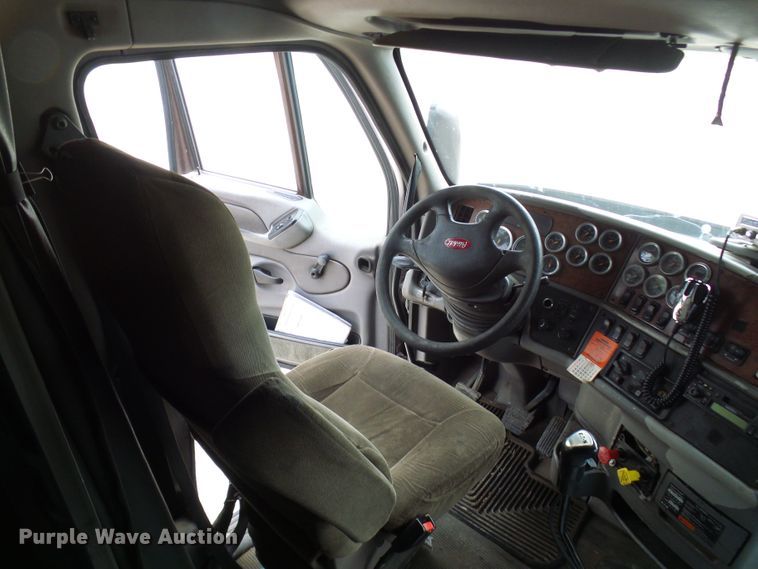 image for item DM3021 2005 Peterbilt 387  semi truck