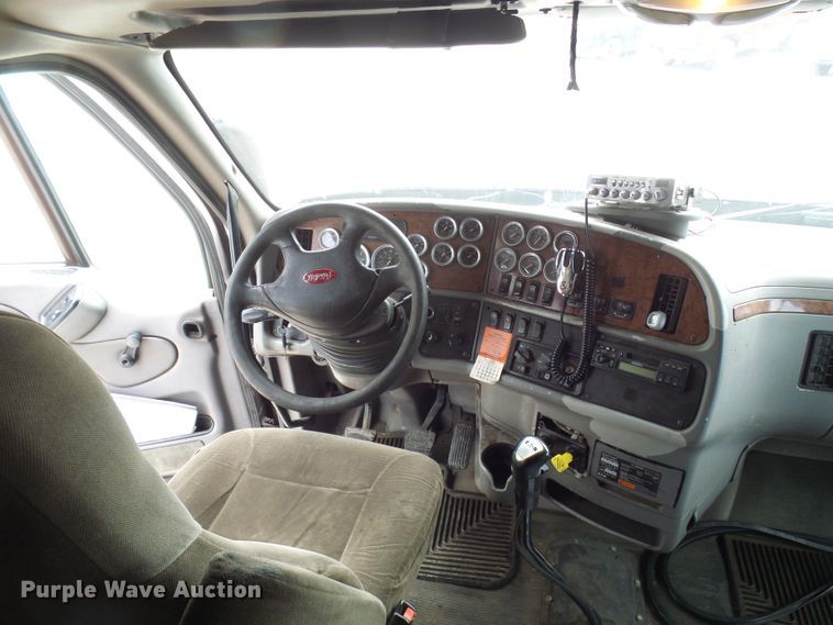 image for item DM3021 2005 Peterbilt 387  semi truck