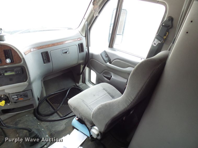 image for item DM3021 2005 Peterbilt 387  semi truck