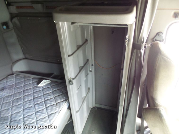 image for item DM3021 2005 Peterbilt 387  semi truck