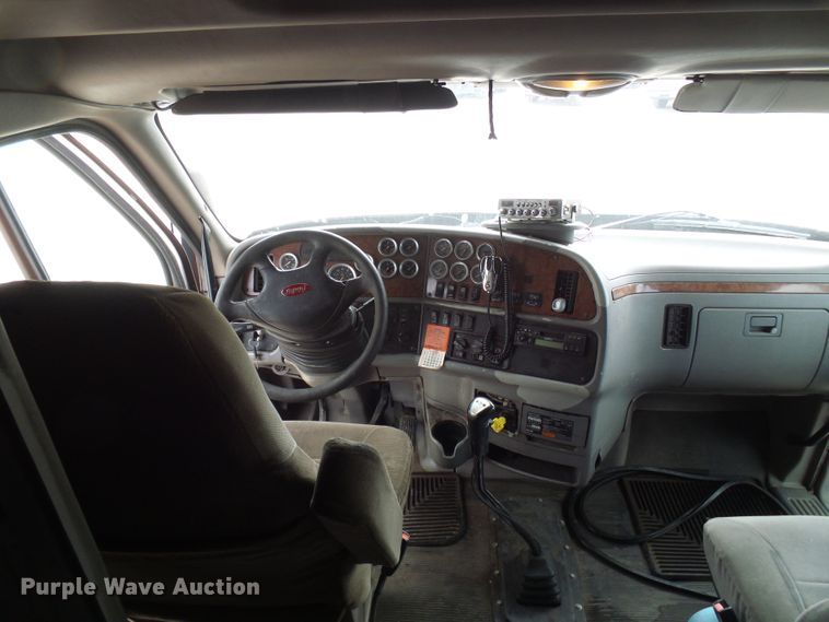 image for item DM3021 2005 Peterbilt 387  semi truck