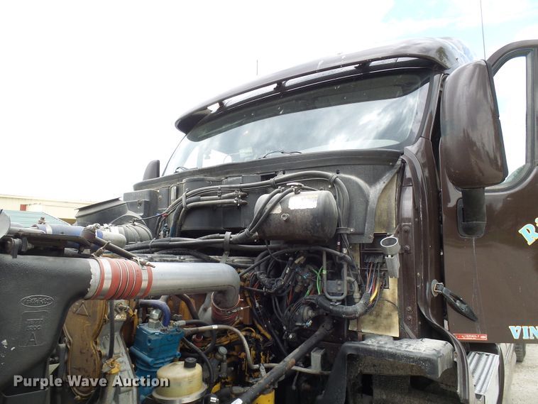 image for item DM3021 2005 Peterbilt 387  semi truck