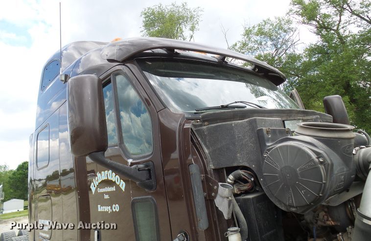 image for item DM3021 2005 Peterbilt 387  semi truck